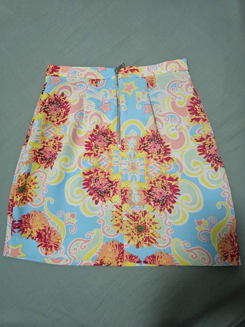 River Island Skirt Size 8 (Category: Skirts) located in Bacoor. Submitted by declutter1122 (Listing ID 1270188729, Image 2). Description: River Island Skirt with zipper.