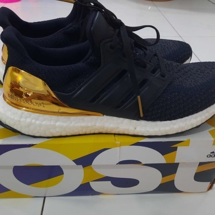 SEPATU SNEAKERS ADIDAS ULTRA BOOST GOLD MEDAL SIZE44 ORIGINAL LANGKA NOT NIKE ZARA BALLY PRADA MASSIMO DUTTI PULL BEAR UNIQLO JORDAN DUNK ONITSUKA