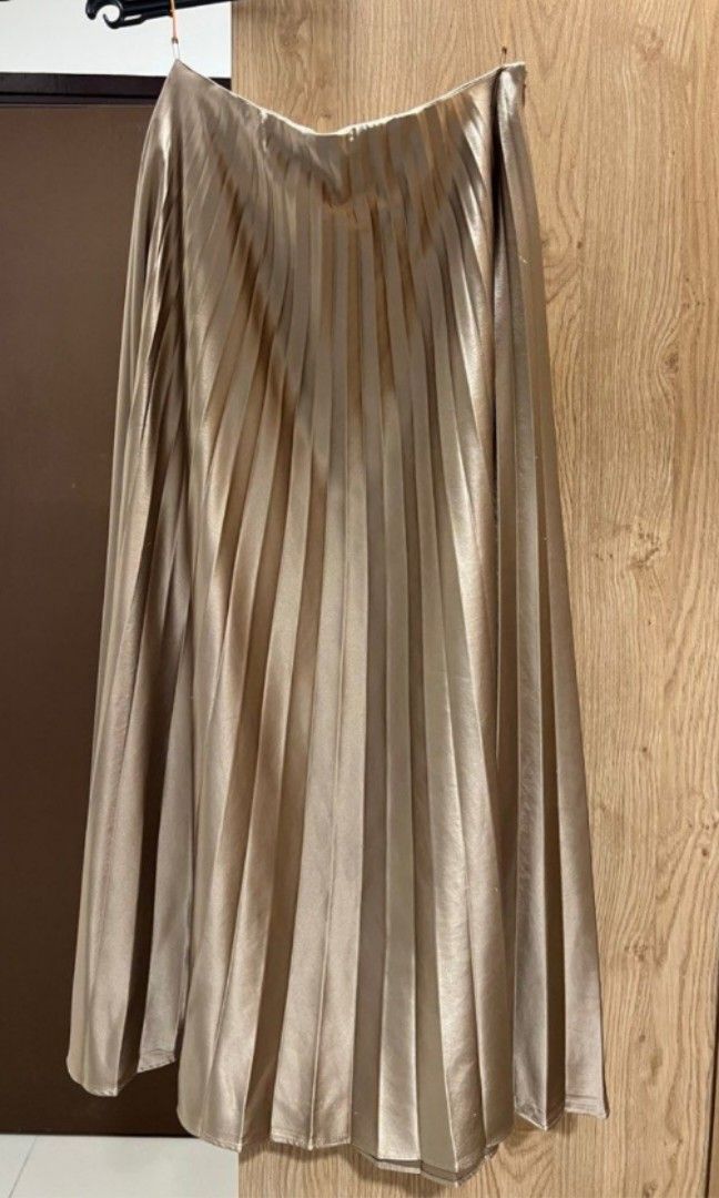 Gold pleated skirt satin discount