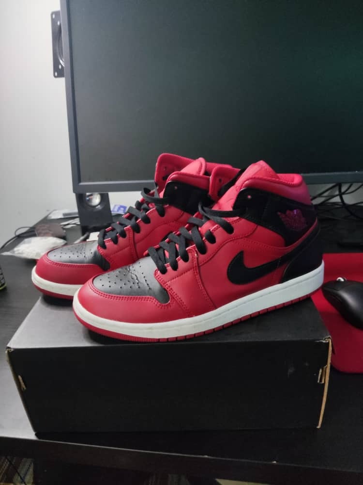 aj1 red white black