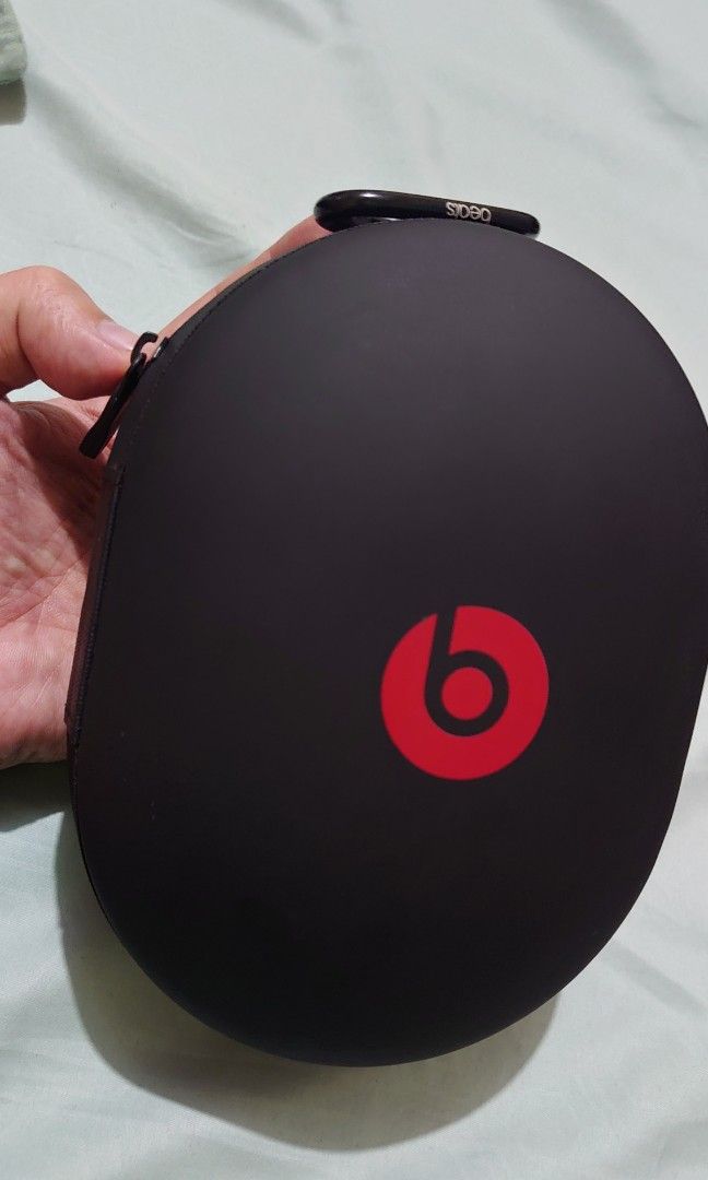 Authentic beats hardcase (Category: Headphones & Headsets) located in Mandaluyong City. Submitted by silentshark_08cad1 (Listing ID 1270364914, Image 2). Description: this is the hard case for my beats headphones that unfortunately I lost...