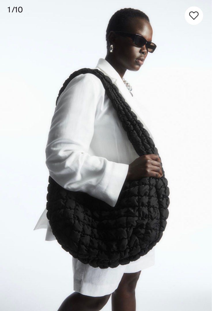 OVERSIZED QUILTED CROSSBODY - Black - COS