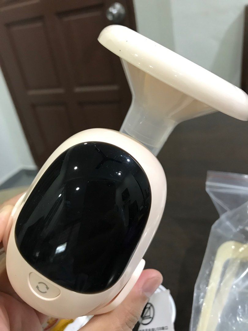 Breastpump (Category: Breastfeeding & Bottle Feeding) located in Kuala Lumpur. Submitted by farahdinaabdullah (Listing ID 1270307909, Image 3). Description: Condition 9/10 Want to letgo because rarely used and not going to use it again. DM asap.
