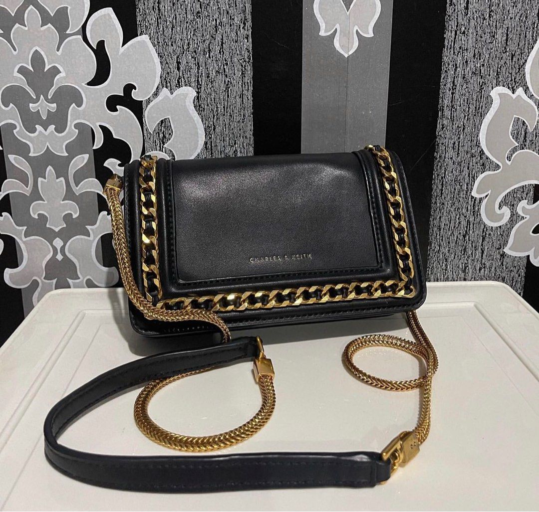 Chain rimmed clutch 2025