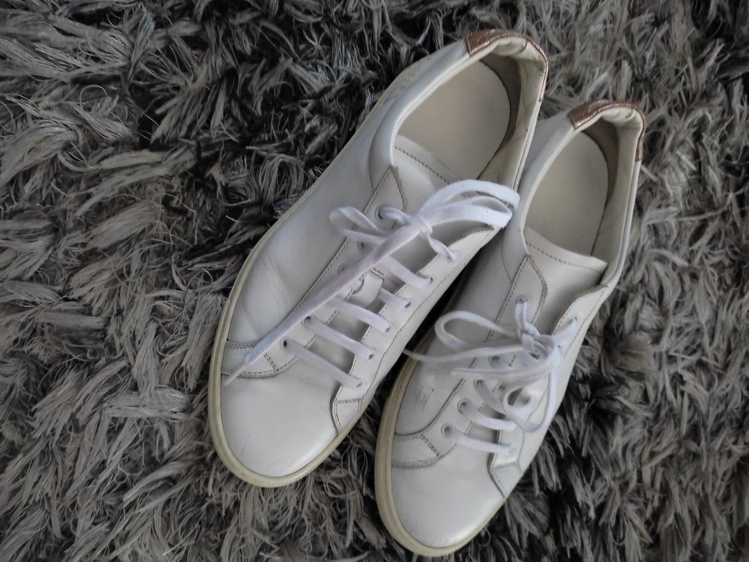 Women by Common Projects Achilles Low Sneakers (Category: Sneakers) located in Tarlac. Submitted by momma02 (Listing ID 1270439615, Image 1). Description: Preloved Original Achilles Low Common Project Womens Sneakers White | Rosegold Got this pair from a carouseller.Im a size 6.5 sobrang gusto ko yung sneakers pero di po kasya kahit naglagay ako ng shoe inserts😢 size runs big pala sa brand na ito. size posted is 37 Womens 24 cm but in actual sin