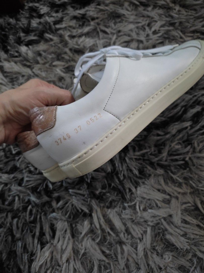 Women by Common Projects Achilles Low Sneakers (Category: Sneakers) located in Tarlac. Submitted by momma02 (Listing ID 1270439615, Image 2). Description: Preloved Original Achilles Low Common Project Womens Sneakers White | Rosegold Got this pair from a carouseller.Im a size 6.5 sobrang gusto ko yung sneakers pero di po kasya kahit naglagay ako ng shoe inserts😢 size runs big pala sa brand na ito. size posted is 37 Womens 24 cm but in actual sin