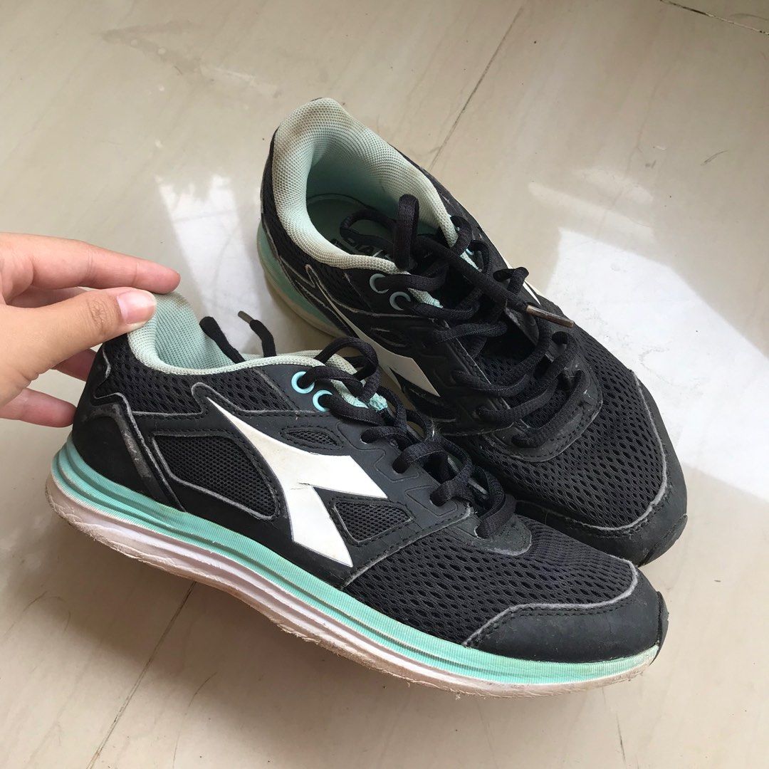 Diadora Running Shoes Fesyen Wanita Sepatu di Carousell