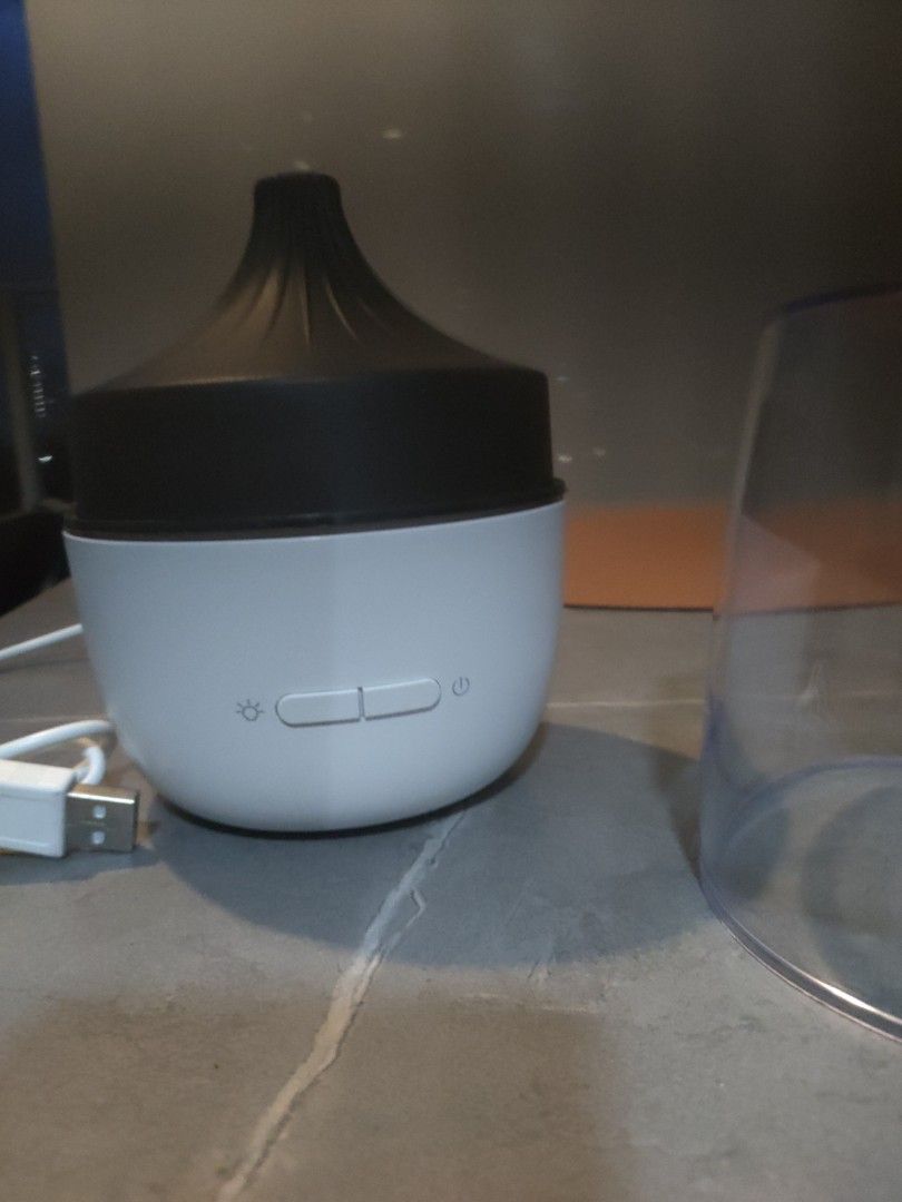 Diffuser (water) (Category: Home Fragrance) located in Singapore. Submitted by cinnamonq (Listing ID 1270367807, Image 2). Description: add drops of essential oil into the cylinder filled with water (below stated brim) to diffuse.