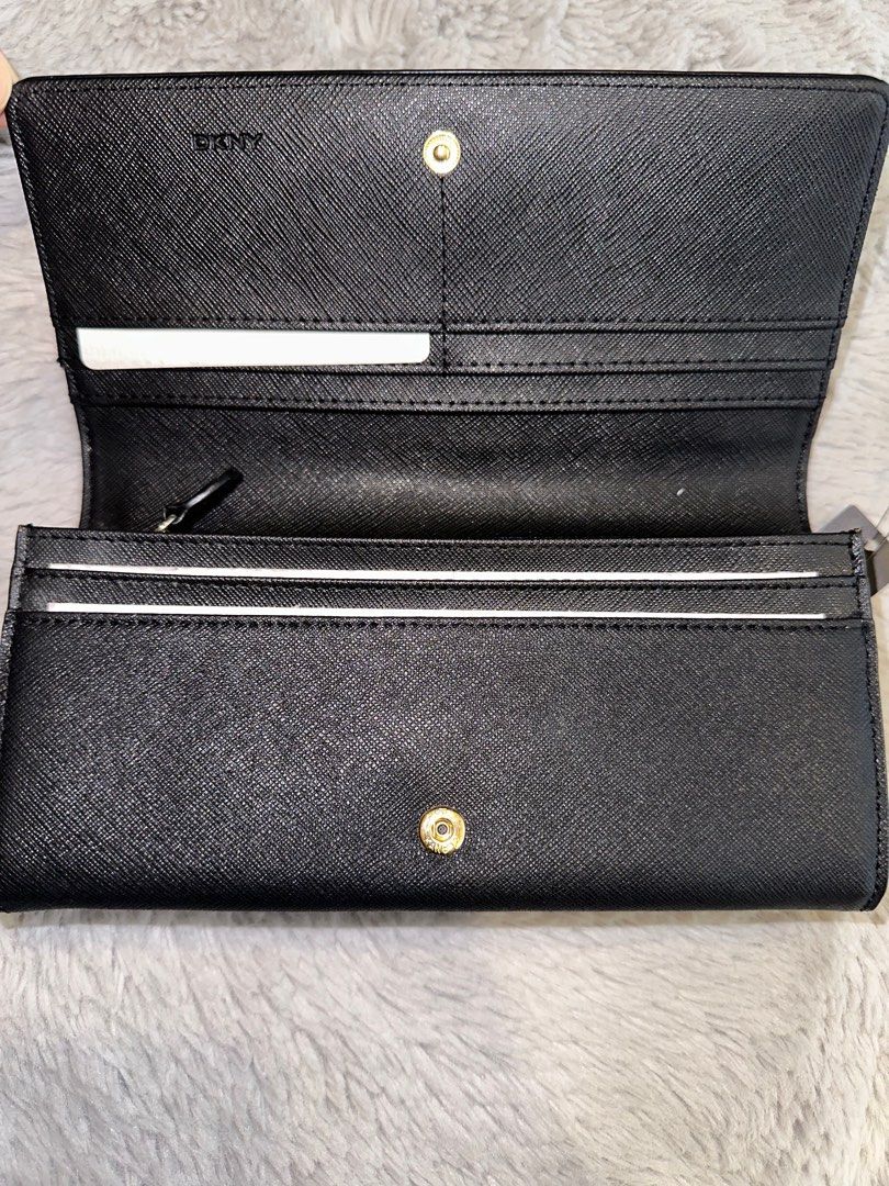 DKNY wallet #everyonewins (Category: Luxury Bags & Wallets) located in San Juan City. Submitted by knickscorner (Listing ID 1270397331, Image 2). Description: #wallet.