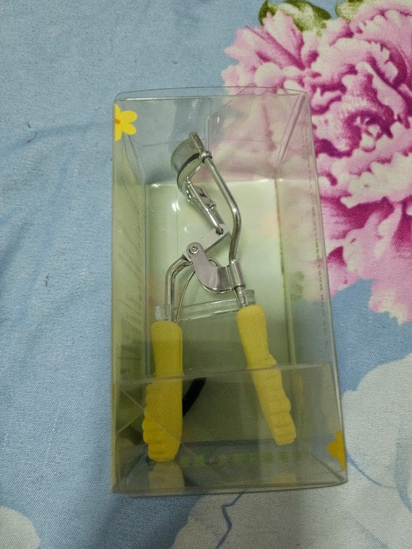 Eye Brow curler yellow (Category: Makeup) located in Quezon City. Submitted by smile_xd08 (Listing ID 1270362713, Image 2). Description: Eye Brow curler yellow brandnew please see descriptions in the pictures above Payment: Gcash or Maya app message me on whatsup app Location: Near litex, commonwealth, QC.