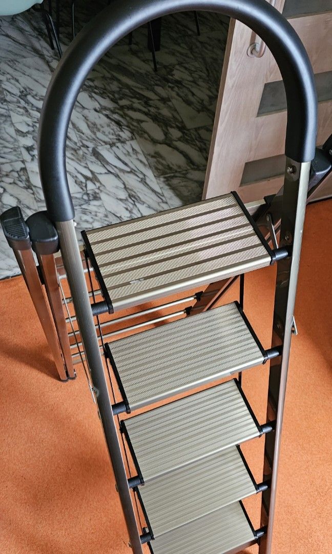 Foldable ladder65073564861314112