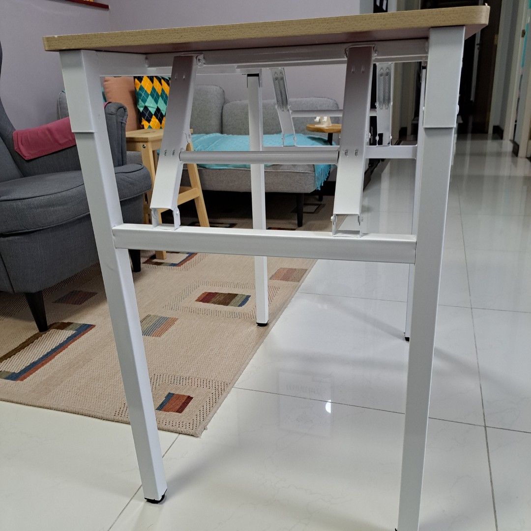 Foldable table (Category: Tables & Sets) located in Singapore. Submitted by mimifromo (Listing ID 1270288265, Image 1). Description: selling new table without box. RFS, I bought the wrong size. collect at 542289. Pls arrange your own delivery..