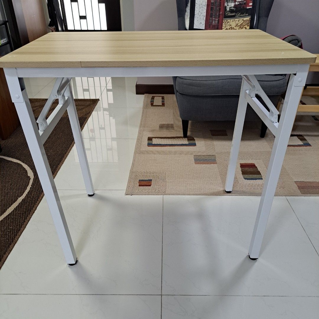 Foldable table (Category: Tables & Sets) located in Singapore. Submitted by mimifromo (Listing ID 1270288265, Image 3). Description: selling new table without box. RFS, I bought the wrong size. collect at 542289. Pls arrange your own delivery..