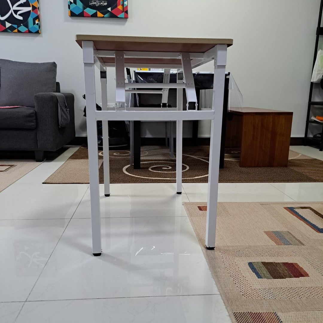 Foldable table (Category: Tables & Sets) located in Singapore. Submitted by mimifromo (Listing ID 1270288265, Image 2). Description: selling new table without box. RFS, I bought the wrong size. collect at 542289. Pls arrange your own delivery..