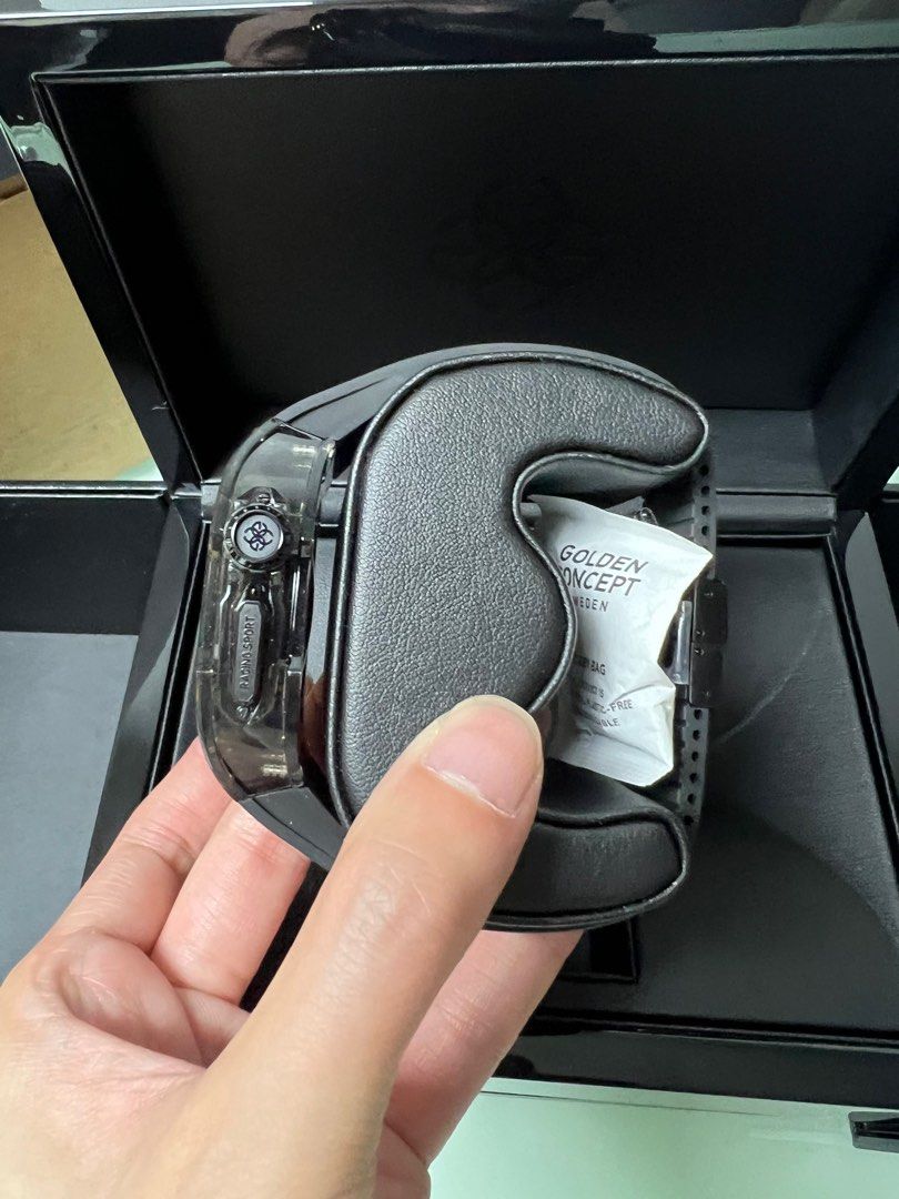 Golden Concept RSTR45 - Smokey Black Apple Watch case, 名牌, 手錶