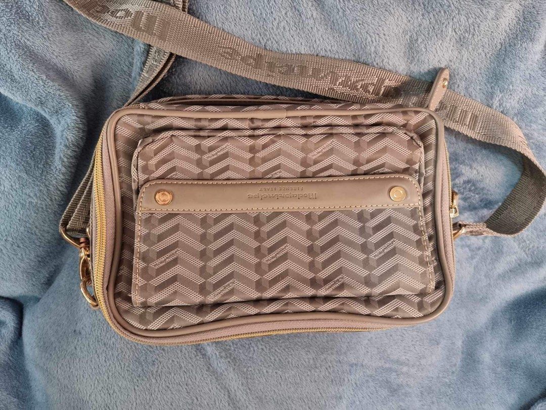 Madoprince italy bag (Category: Luxury Bags & Wallets) located in Antipolo. Submitted by cmss1998 (Listing ID 1270386482, Image 3). Description: Slightly nego Pm for sure buyers Original.