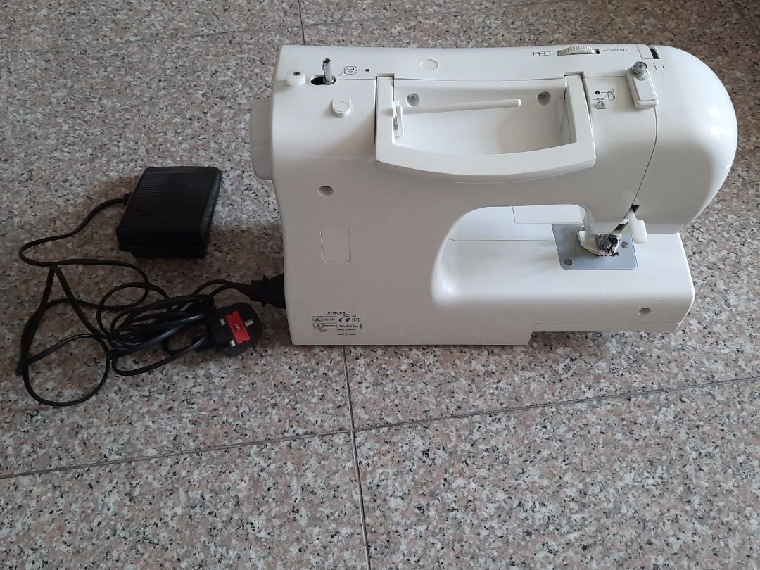 "Singer" Tradition Sewing Machine. Good Working Condition. S280, TV