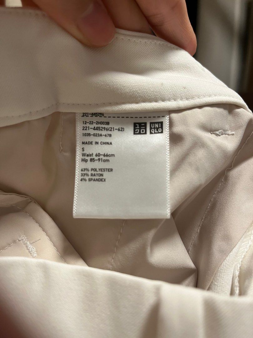 Uniqlo white ankle pants (Category: Other Bottoms) located in Muntinlupa City. Submitted by knosc (Listing ID 1270342054, Image 2). Description: In perfect condition Waistline 13 inches width Pants length 35.5 inches .
