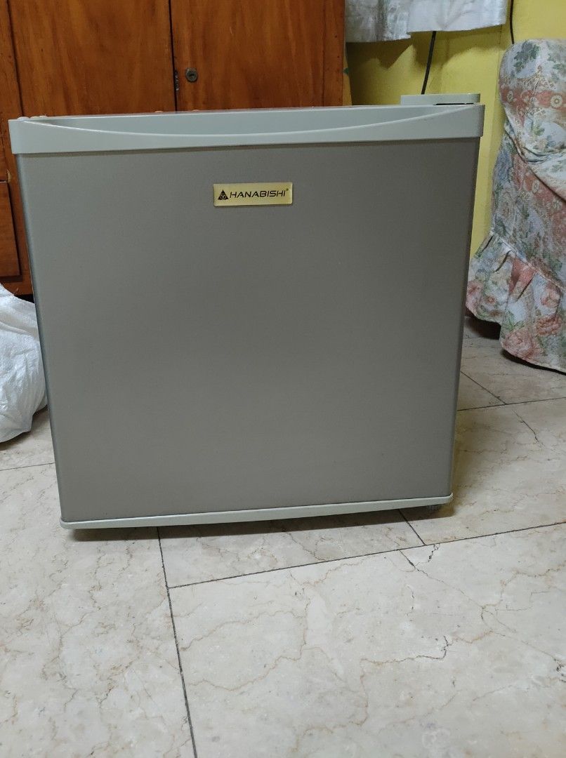 Used Hanabishi mini bar refrigerator., TV & Home Appliances, Kitchen