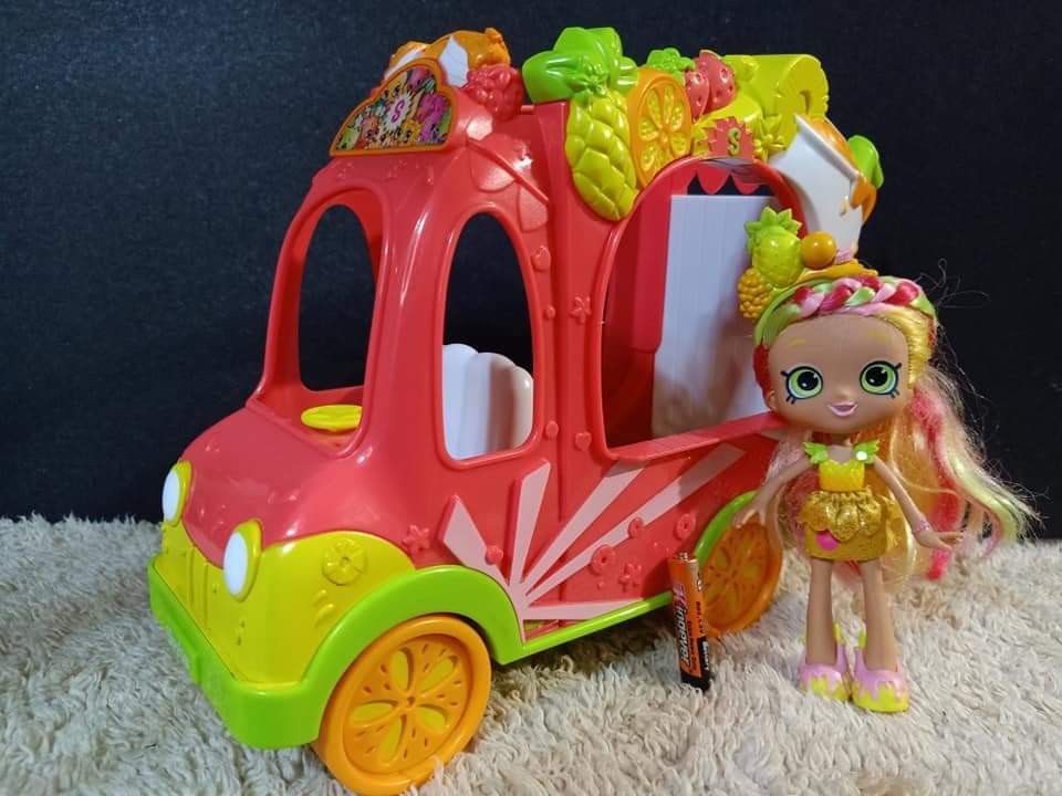 AUTHENTIC SHOPKINS SMOOTHIE TRUCK AND PINEAPPLE LILY SHOPPIE DOLL