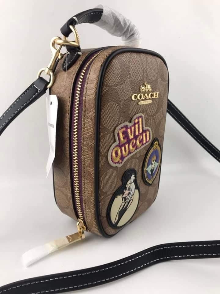 CCH EVA PHONE SLING (Category: Luxury Bags & Wallets) located in Batangas. Submitted by Aki.s_Cart (Listing ID 1212645960, Image 3). Description: CCH Eva Phone Sling 11*18*5.5cm P1,950 Actual photo.