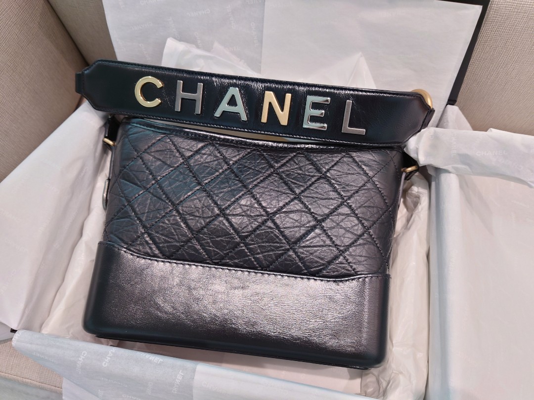 Chanel Gabrielle Hobo bag (New medium), 名牌, 手袋及銀包- Carousell