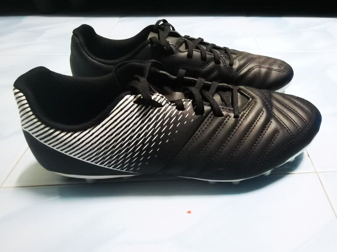 Decathlon Football Boot, Men's Fashion, Footwear, Boots on Carousell