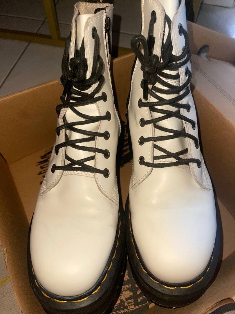 White boots clearance doc martens
