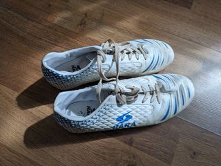 Football/soccer cleats