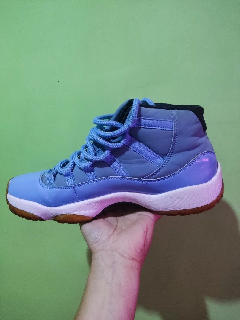 aj11 pantone