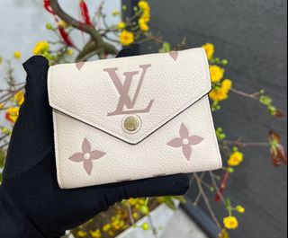 (Category: ) located in . Submitted by Neverfull_Luxury_Accessories (Listing ID 1212737542, Image 1). Description: .