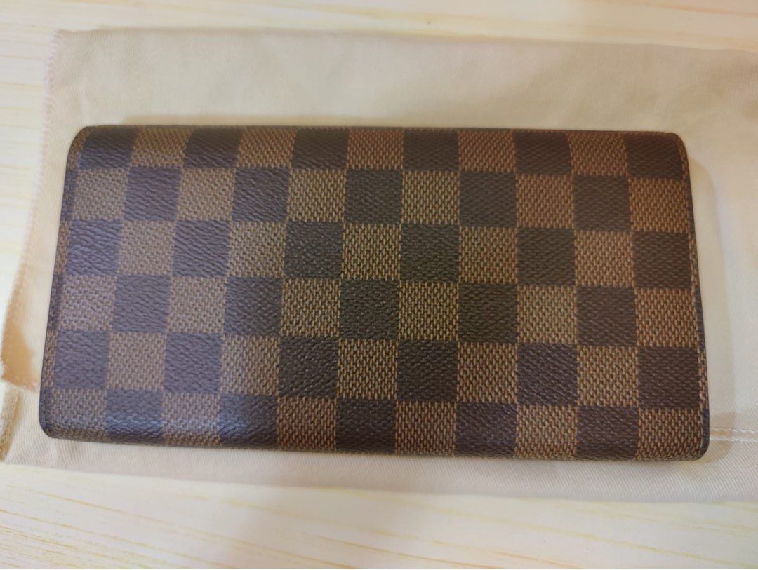 LV Sarah Ebene Wallet 2021 Xmas (Category: Luxury Bags & Wallets) located in Cebu City. Submitted by alma.ido (Listing ID 1212752216, Image 3). Description: 💯 Authentic and Original Louis Vuitton Sarah Wallet Damier Ebene 2021 Christmas Animation London “DL” - Heat Stamped in Gold Item: N60491 Flaws: NONE DOP: October 2021 Origin: LV Solaire Inclusions: Orig Receipt, Box, Dust Bag. Paper Bag, Ribbon, Gift Tag, Envelope *QR Code Sticker Authentic