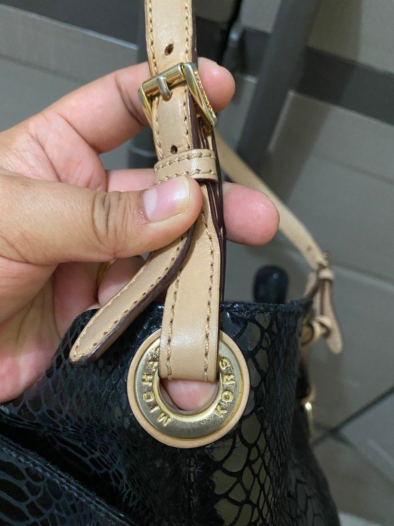 MK totebag (Category: Luxury Bags & Wallets) located in Tuguegarao City. Submitted by eejay24 (Listing ID 1212763651, Image 2). Description: Well used Authentic MK bag. Fading print over the handle as shown at the last pic. .