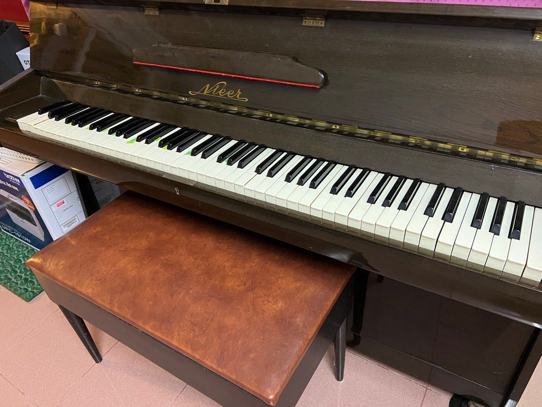 Nieer shop upright piano
