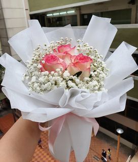Roses baby's breaths/flower bouquet/Valentine's day/Birthday/Anniversary/Graduation/Free Delivery