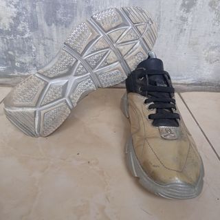 Sepatu Lambang Tengkorak preloved cuci gudang