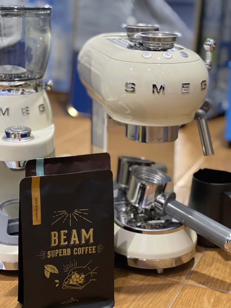 Smeg ECF01 espresso coffee machine + grinder, TV & Home Appliances