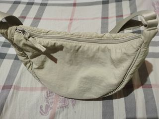 uniqlo round sling bag