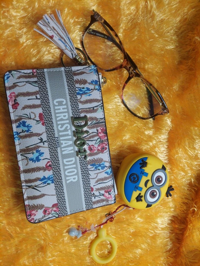 Wallet coin purse with card holder (Category: Wallets & Card holders) located in Quezon City. Submitted by gimslexco (Listing ID 1212809481, Image 1). Description: available pm lang po. no issue no flaws, its brand new..