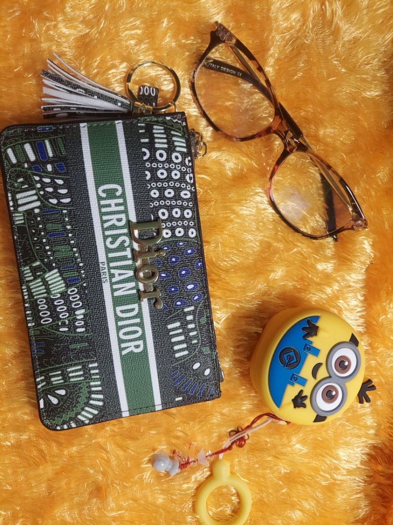 Wallet coin purse with card holder (Category: Wallets & Card holders) located in Quezon City. Submitted by gimslexco (Listing ID 1212809481, Image 2). Description: available pm lang po. no issue no flaws, its brand new..