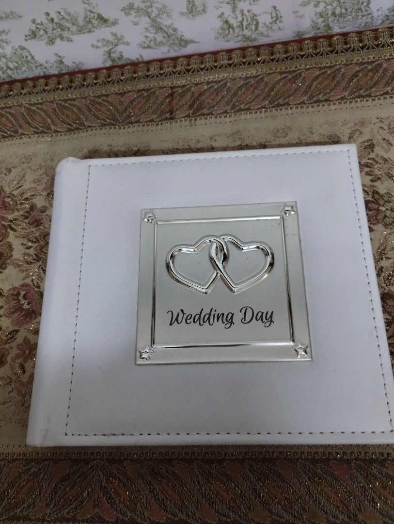 Wedding Album (Category: Frames & Pictures) located in Caloocan City. Submitted by chonadura91470 (Listing ID 1212806696, Image 1). Description: brandnew wedding album without box with a light pink stain at the back.
