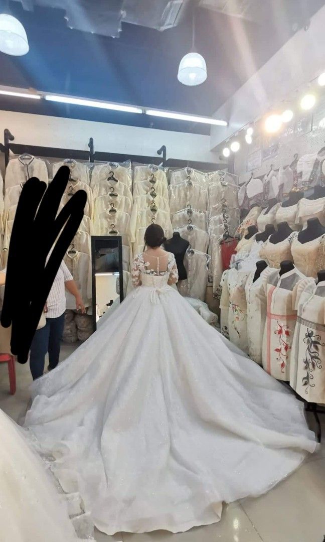 Wedding gown (Category: Evening dresses & gowns) located in Manila. Submitted by famph (Listing ID 1212762892, Image 2). Description: Used once last December 2022..