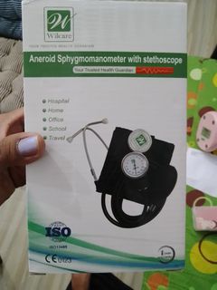 Aneroid sphygmomanometer with stethoscope