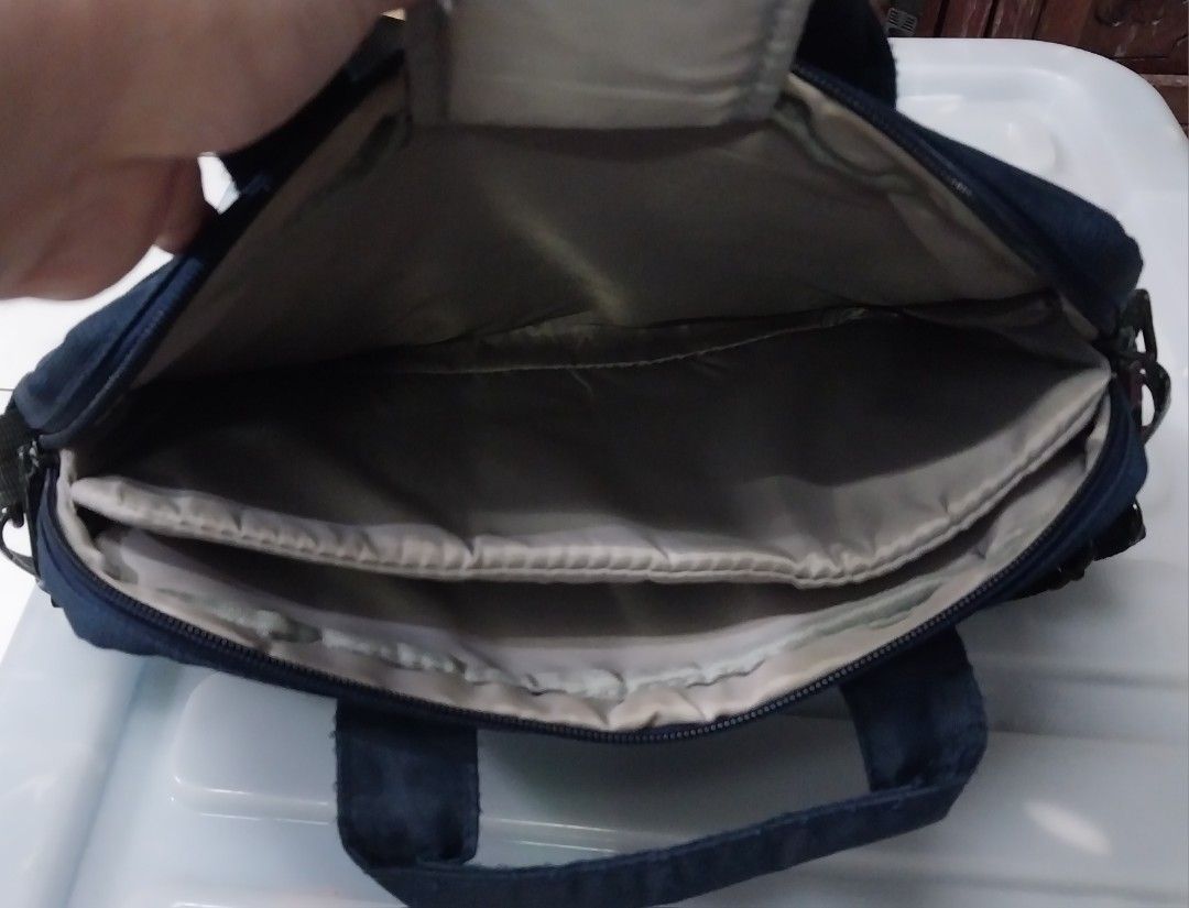 HALO Small Laptop Bag with Strap and Handle, Computers & Tech, Parts