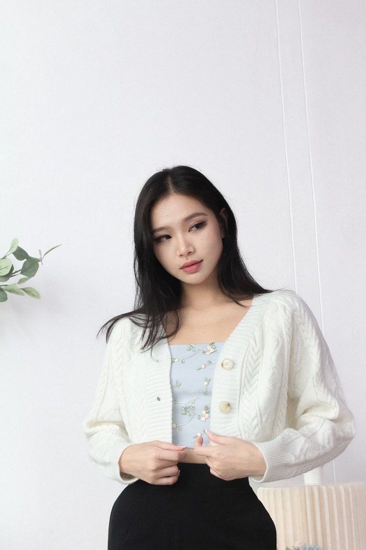 Withlovekei White Cozy Knit Cardigan, Women's Fashion, Coats, Jackets and  Outerwear on Carousell