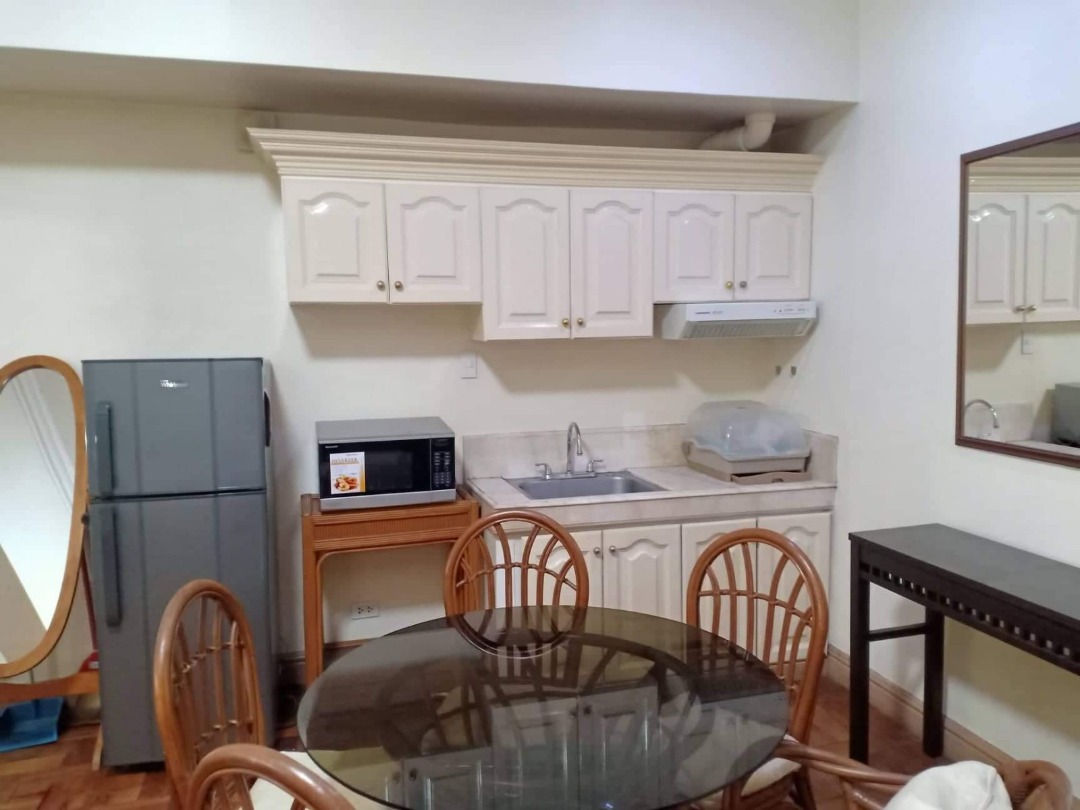 Legazpi Village Makati fully furnished and super convenient 1 bedroom