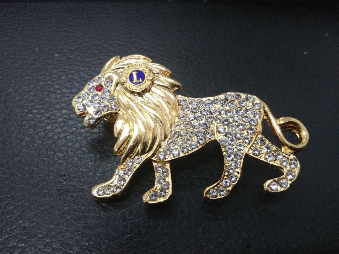 Lion discount brooch pin