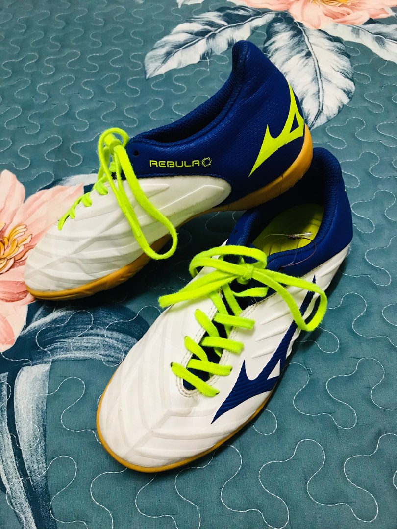 Kasut deals futsal mizuno