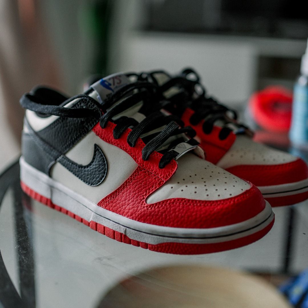 NIKE DUNK LOW EMB NBA 75th ANNIVERSARY CHICAGO SAIL/BLACK/CHILE RED/BLACK