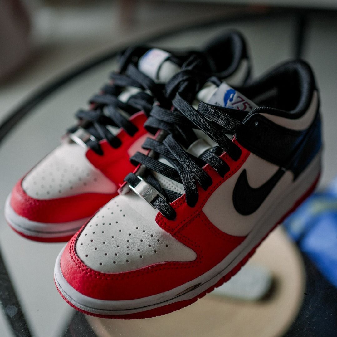 NIKE DUNK LOW EMB NBA 75th ANNIVERSARY CHICAGO SAIL/BLACK/CHILE RED/BLACK